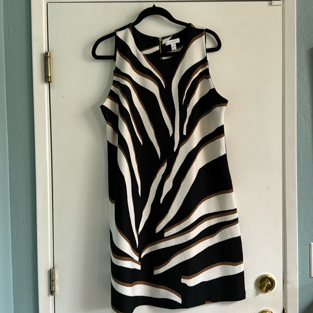 Super cute print and comfortable dress.